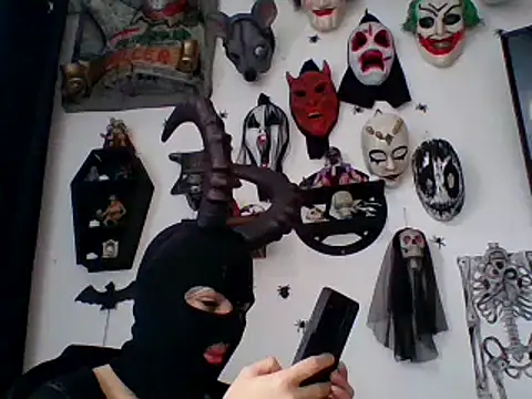 Snapshot of FeticheMacabre chatting on 11-05-25, 05:24 FeticheMacabre online show from 11-05-25, 05:24