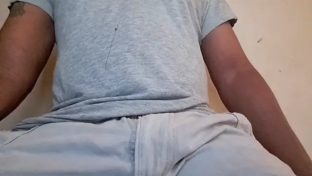 Snapshot of royblackbigpvt chatting on 03-18-26, 06:11 royblackbigpvt online show from 03-18-26, 06:11