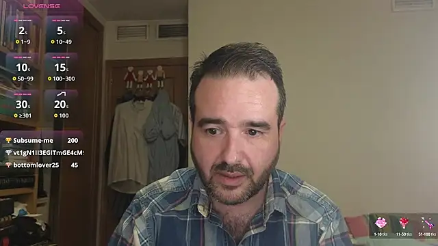 Snapshot of curiosillo83 chatting on 10-16-25, 08:32 curiosillo83 online show from 10-16-25, 08:32