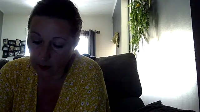 Snapshot of feline27 chatting on 04-16-26, 10:27 feline27 online show from 04-16-26, 10:27