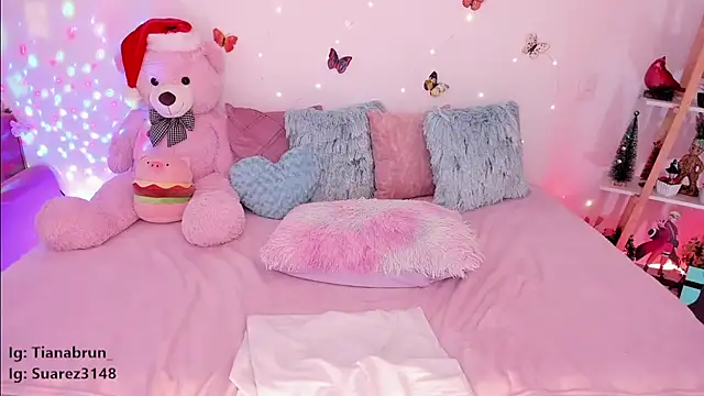Snapshot of Zara_uwu_ chatting on 12-22-24, 02:06 Zara uwu online show from 12-22-24, 02:06
