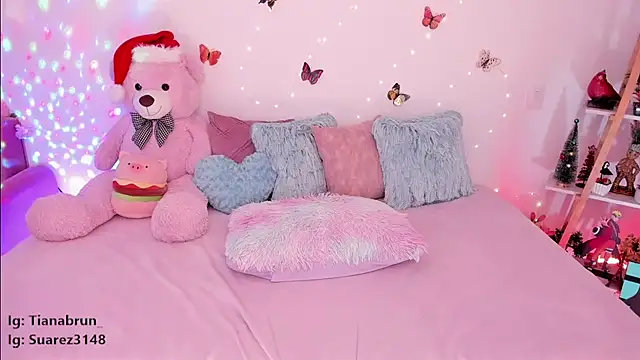Snapshot of Zara_uwu_ chatting on 12-29-24, 02:31 Zara uwu online show from 12-29-24, 02:31