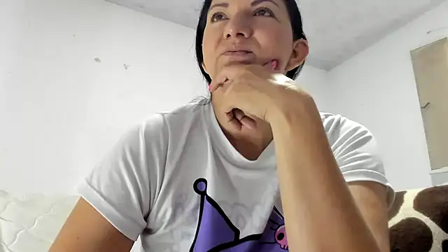 Snapshot of Angelblue_ chatting on 10-14-25, 01:34 Angelblue online show from 10-14-25, 01:34