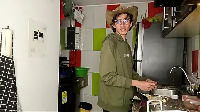 Snapshot of Norehg chatting on 10-07-25, 08:44 Norehg online show from 10-07-25, 08:44