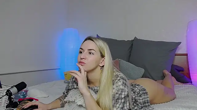Snapshot of SofiJames chatting on 02-01-25, 06:32 SofiJames online show from 02-01-25, 06:32