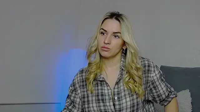 Snapshot of SofiJames chatting on 02-16-25, 06:32 SofiJames online show from 02-16-25, 06:32