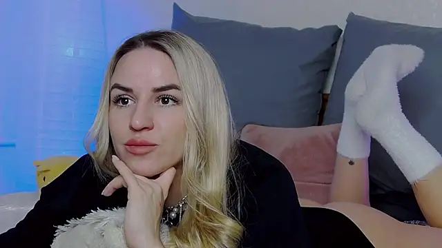 Snapshot of SofiJames chatting on 02-25-25, 06:36 SofiJames online show from 02-25-25, 06:36