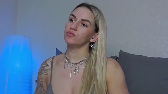 Snapshot of SofiJames chatting on 03-08-25, 09:28 SofiJames online show from 03-08-25, 09:28