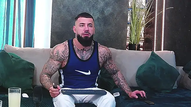 Snapshot of masterkingofmusclee chatting on 01-06-25, 08:46 masterkingofmusclee online show from 01-06-25, 08:46
