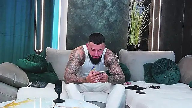 Snapshot of masterkingofmusclee chatting on 01-20-25, 01:42 masterkingofmusclee online show from 01-20-25, 01:42