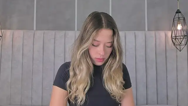 Snapshot of chloe_d chatting on 12-21-24, 11:11 chloe d online show from 12-21-24, 11:11