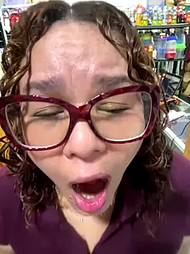 Snapshot of ROSALIALUCY chatting on 10-06-25, 12:24 ROSALIALUCY online show from 10-06-25, 12:24