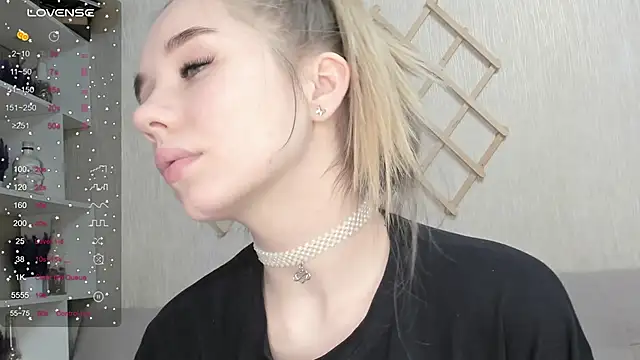 Snapshot of AutoBaby chatting on 10-31-25, 07:20 AutoBaby online show from 10-31-25, 07:20