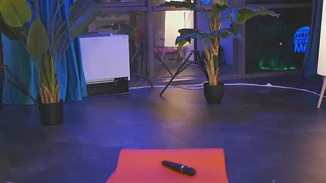 Snapshot of Assmerising chatting on 02-15-25, 10:52 Assmerising online show from 02-15-25, 10:52