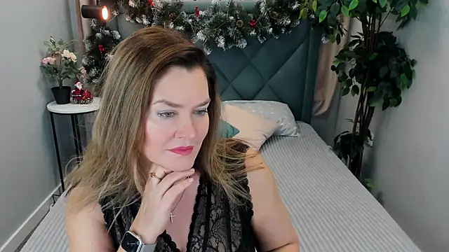 Snapshot of Adele_Russo chatting on 12-18-24, 04:06 Adele Russo online show from 12-18-24, 04:06