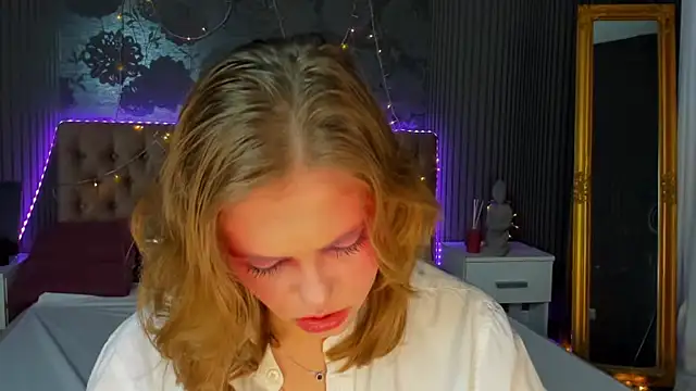 Snapshot of DellaRowe chatting on 12-10-24, 01:22 DellaRowe online show from 12-10-24, 01:22