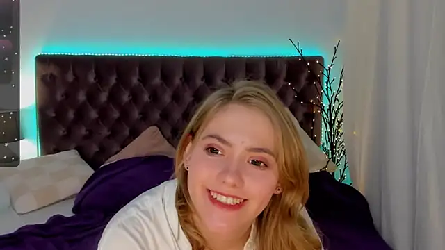 Snapshot of DellaRowe chatting on 12-14-24, 10:56 DellaRowe online show from 12-14-24, 10:56