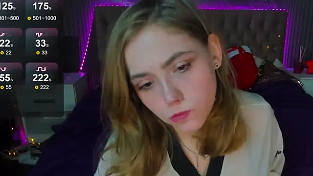 Snapshot of DellaRowe chatting on 01-06-25, 01:19 DellaRowe online show from 01-06-25, 01:19