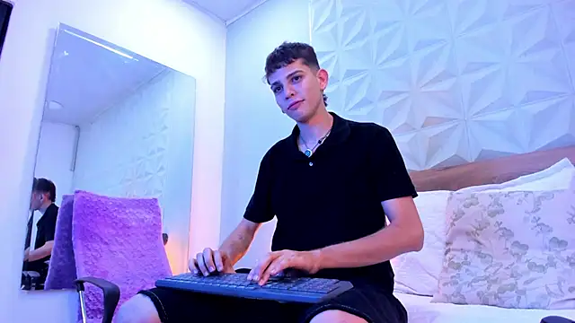 Snapshot of Jasson_smit chatting on 10-17-25, 01:20 Jasson smit online show from 10-17-25, 01:20