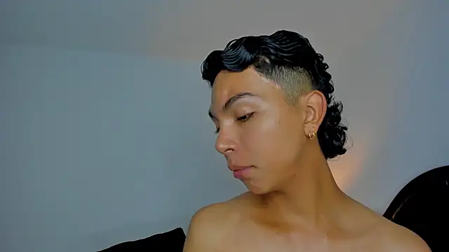 xhenisa  online show from 03-12-26, 08:48