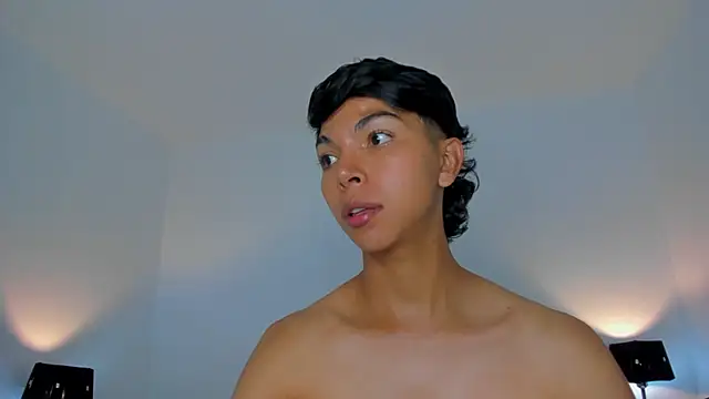 xhenisa  online show from 04-10-26, 01:44