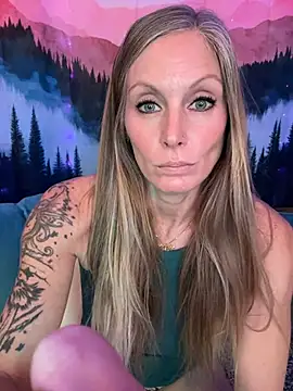 Snapshot of ItsDanniG chatting on 11-15-25, 08:49 ItsDanniG online show from 11-15-25, 08:49