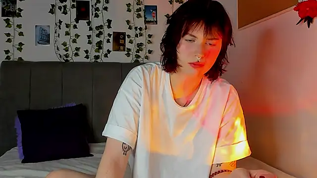 miss Lizzy online show from 12-06-24, 01:18