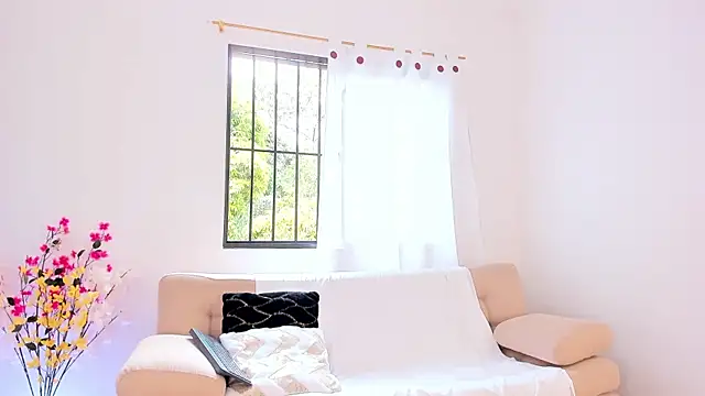 Alaia Ferrer  online show from 10-12-25, 08:19