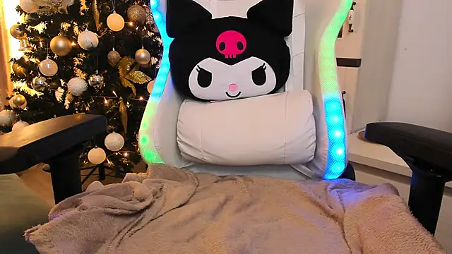 Snapshot of EveEvian chatting on 12-23-24, 10:42 EveEvian online show from 12-23-24, 10:42