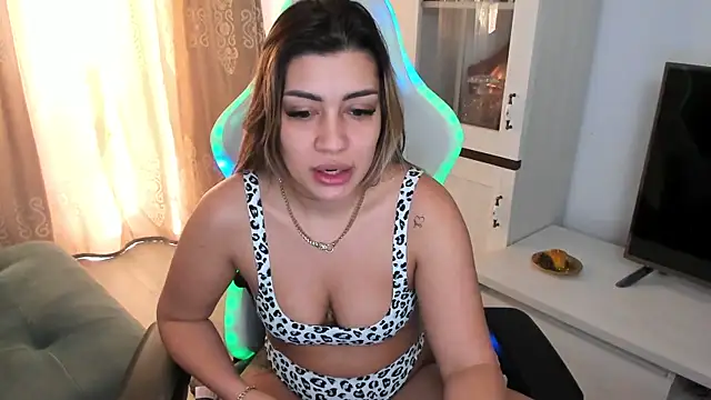 Snapshot of EveEvian chatting on 02-14-25, 11:42 EveEvian online show from 02-14-25, 11:42