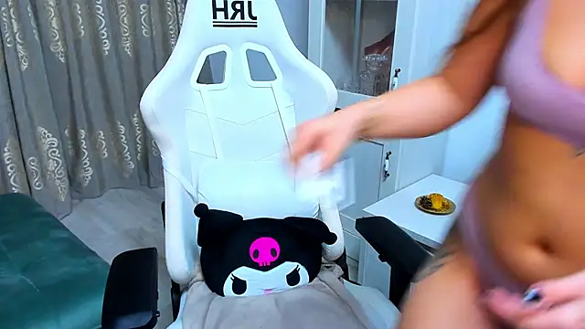 Snapshot of EveEvian chatting on 02-25-25, 06:42 EveEvian online show from 02-25-25, 06:42