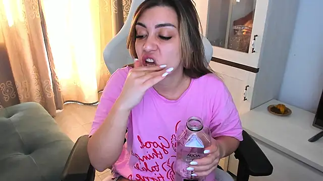 Snapshot of EveEvian chatting on 03-07-25, 01:18 EveEvian online show from 03-07-25, 01:18