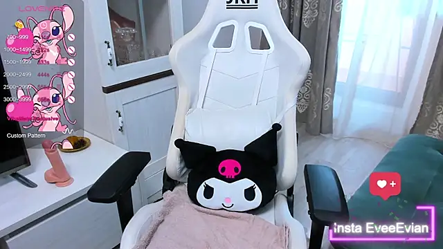 Snapshot of EveEvian chatting on 03-08-25, 02:40 EveEvian online show from 03-08-25, 02:40