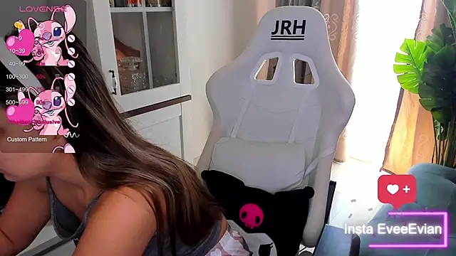 Snapshot of EveEvian chatting on 03-10-25, 10:15 EveEvian online show from 03-10-25, 10:15