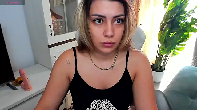 Snapshot of EveEvian chatting on 03-16-25, 12:11 EveEvian online show from 03-16-25, 12:11