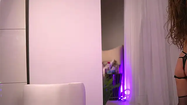 Snapshot of KaylaBray chatting on 12-30-24, 02:31 KaylaBray online show from 12-30-24, 02:31