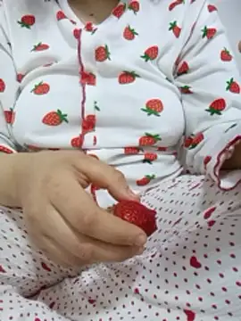 Snapshot of Bombamom chatting on 03-07-26, 11:07 Bombamom online show from 03-07-26, 11:07