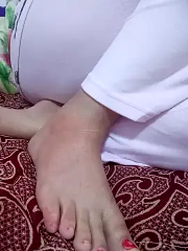 Snapshot of Bombamom chatting on 03-28-26, 01:43 Bombamom online show from 03-28-26, 01:43