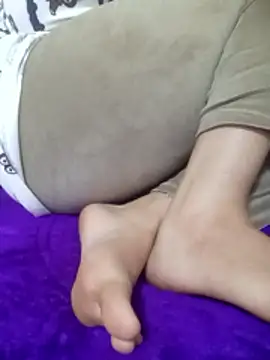 Snapshot of Bombamom chatting on 04-11-26, 01:10 Bombamom online show from 04-11-26, 01:10