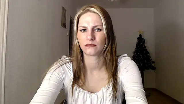 Snapshot of DagmarieFlirt chatting on 12-21-24, 06:19 DagmarieFlirt online show from 12-21-24, 06:19