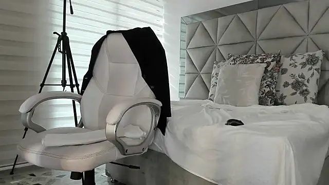 nina pons online show from 10-31-25, 09:27