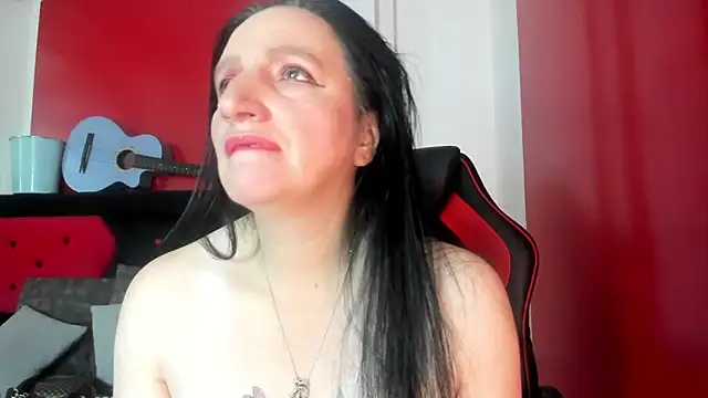 Snapshot of Andrefoxx_ chatting on 10-23-25, 04:01 Andrefoxx online show from 10-23-25, 04:01