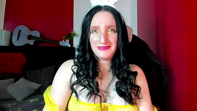 Snapshot of Andrefoxx_ chatting on 10-25-25, 03:58 Andrefoxx online show from 10-25-25, 03:58