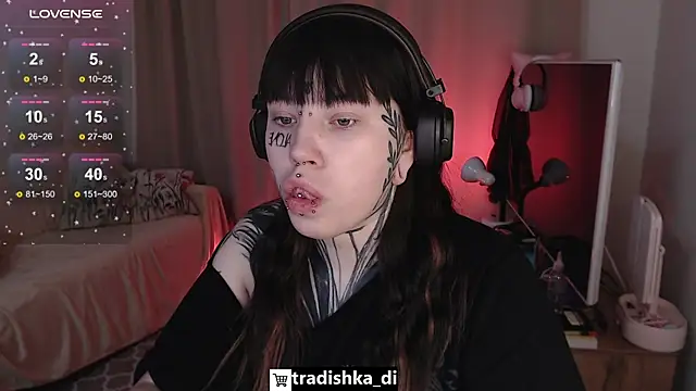 Snapshot of tradishka chatting on 11-17-25, 05:13 tradishka online show from 11-17-25, 05:13