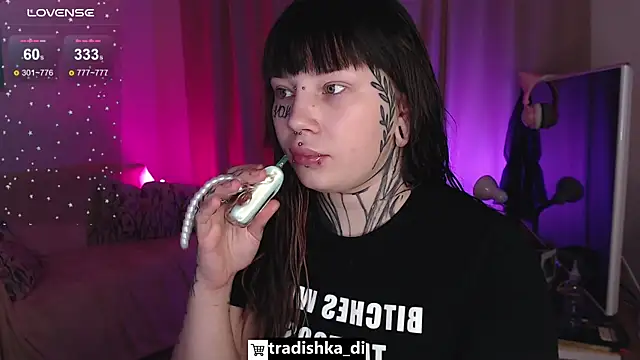 Snapshot of tradishka chatting on 11-18-25, 05:45 tradishka online show from 11-18-25, 05:45