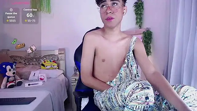 Snapshot of huge_armound chatting on 09-25-25, 05:44 huge armound online show from 09-25-25, 05:44