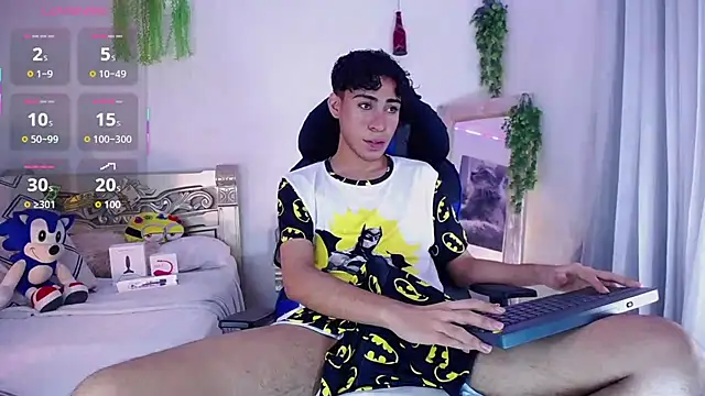 Snapshot of huge_armound chatting on 10-10-25, 03:27 huge armound online show from 10-10-25, 03:27