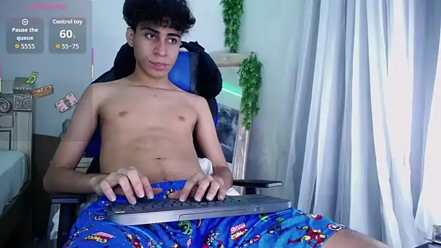 Snapshot of huge_armound chatting on 10-13-25, 02:00 huge armound online show from 10-13-25, 02:00