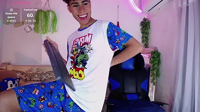 Snapshot of huge_armound chatting on 10-14-25, 12:00 huge armound online show from 10-14-25, 12:00