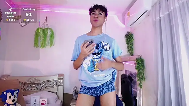 Snapshot of huge_armound chatting on 10-15-25, 10:54 huge armound online show from 10-15-25, 10:54